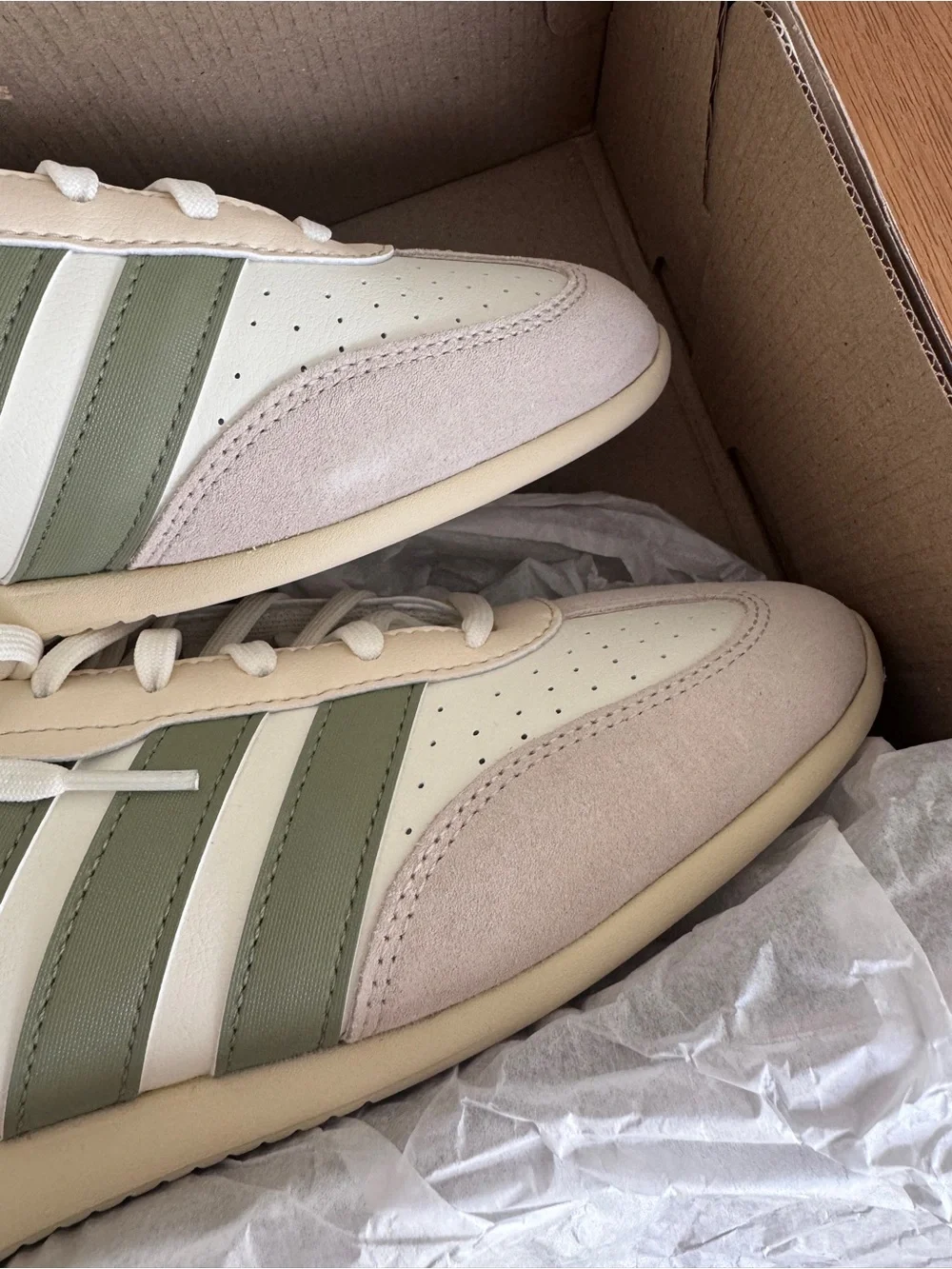 New women’s Adidas Barreda Lo sneakers